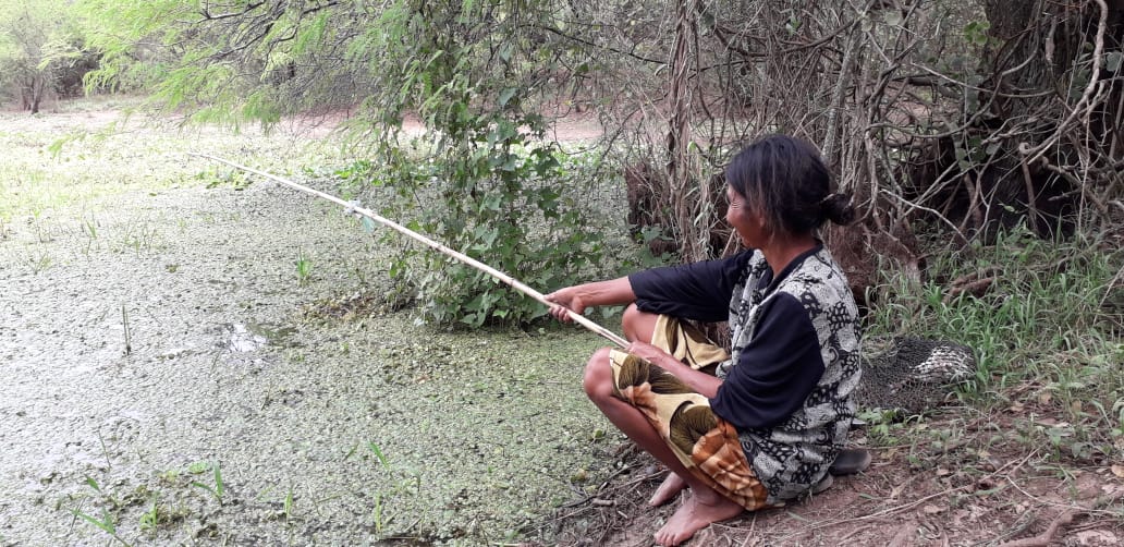 Día del Agua, Chaco Sustentable, aldeana pescando en viejo tajamar - Solidaridad