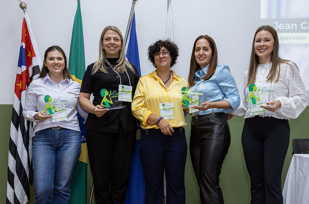Letícia recebendo o prêmio (1)