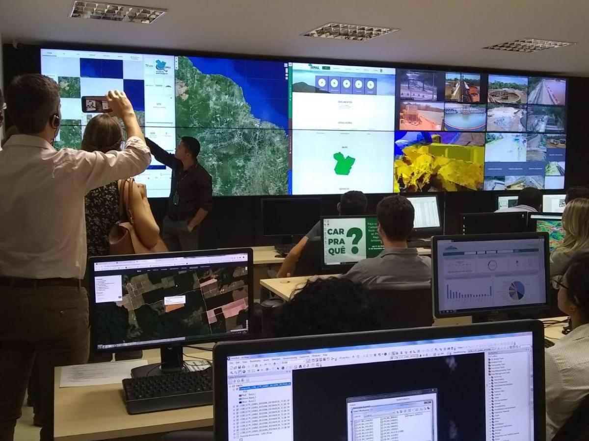 Visita a la Secretaría de Desarrollo Económico, Minería y Energía del Estado (SEDEME), donde el grupo pudo ver imágenes satelitales en tiempo real del Centro de Monitoreo Ambiental