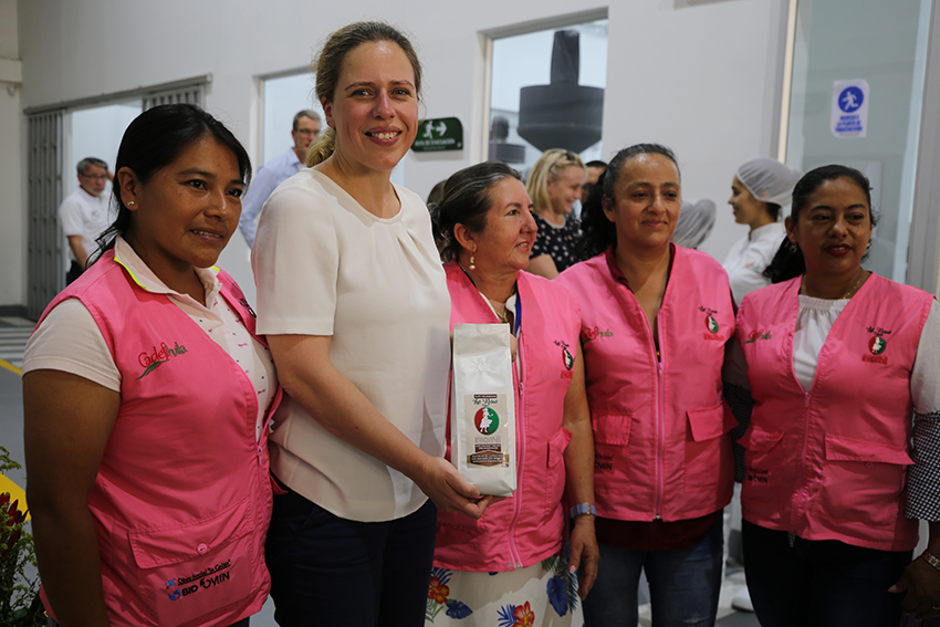 Representantes de las mujeres de Las Rosas recibieron a la Ministra en una de las sedes de Cadefihuila en Neiva.