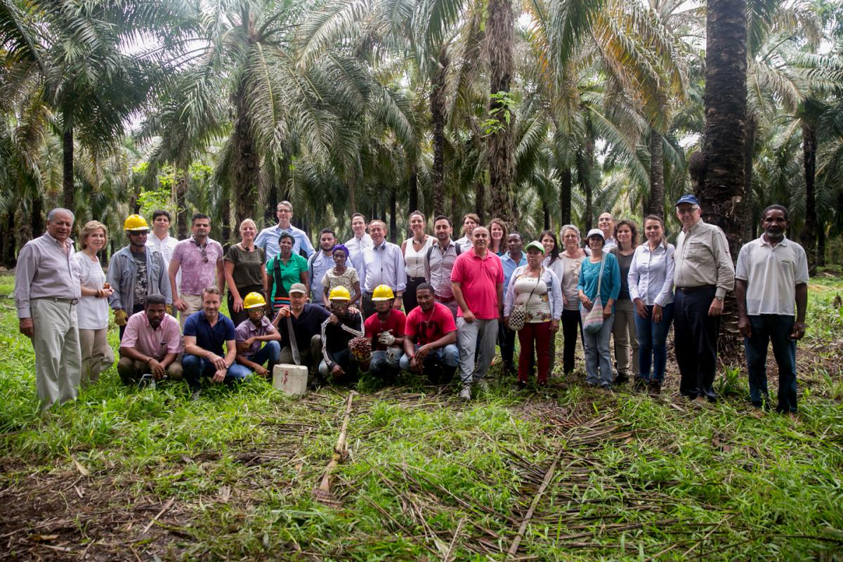 Visita de Parlamentarios holandeses a plantaciones de palma, Solidaridad