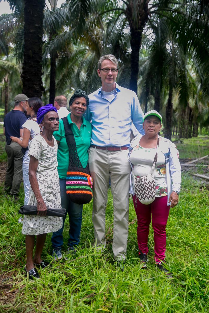 El embajador de los Países Bajos en Colombia, Jeroen Roodenburg, con tres productoras de palma de Montes de María.