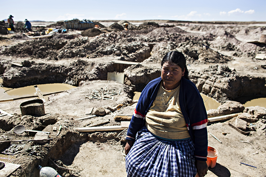 mujer minera bolivia oro