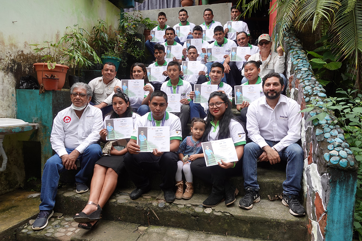 Solidaridad capacita a los productores jóvenes a través del proyecto de certificación RSPO para pequeños productores. En la foto, los graduandos de la capacitación.