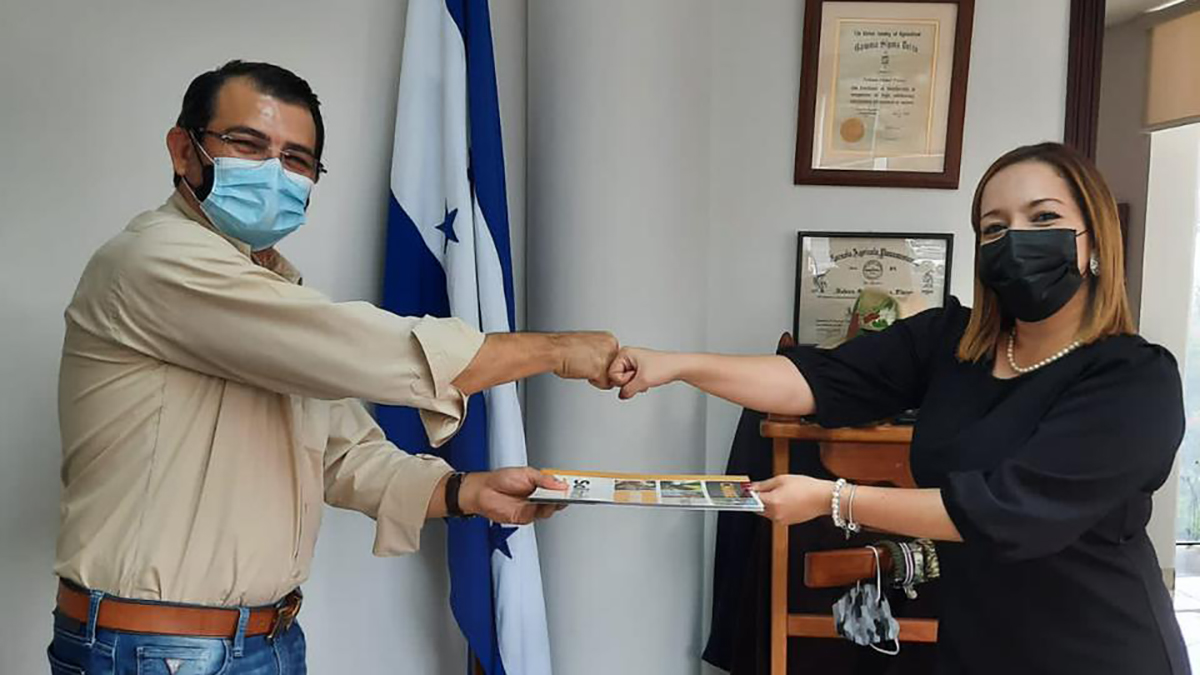 Nelson Omar Fúnez y Sofía Núñez Raudales firmaron un convenio de cooperación en nombre de CONACAFE y Solidaridad, respectivamente, para impulsar la implementación de la política de género de café, aprobada en abril de 2021.