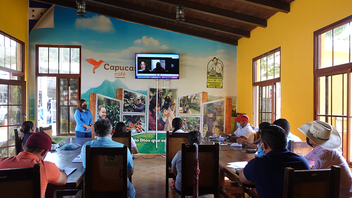 Participantes en el lanzamiento semi-presencial del programa ¡REFORCEMOS LA SOSTENIBILIDAD! en la cadena de café en Honduras, en las instalaciones de la Cooperativa Capucas en Copán.