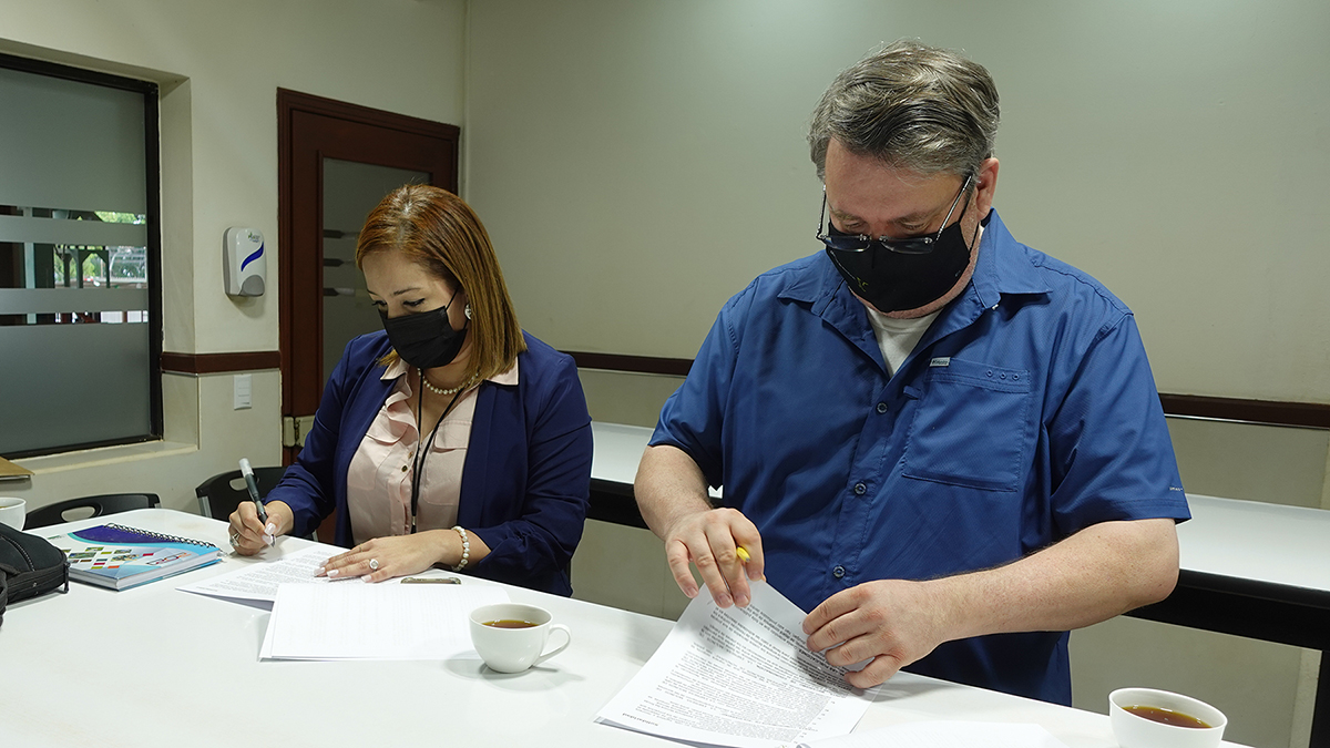 Frank Reese y Sofía Núñez firmaron un convenio de cooperación en nombre de Molinos de Honduras y Solidaridad para impulsar la implementación de estrategias de mitigación y adaptación al cambio climático en la cadena de café de Honduras.
