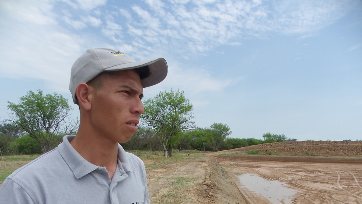 Gerardo Galeano frente a uno de los tajamares construidos en la comunidad indígena del Estribo. Solidaridad