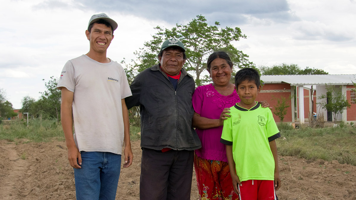 Gerardo con vecinos de la comunidad indígena de El Estribo en Chaco Central