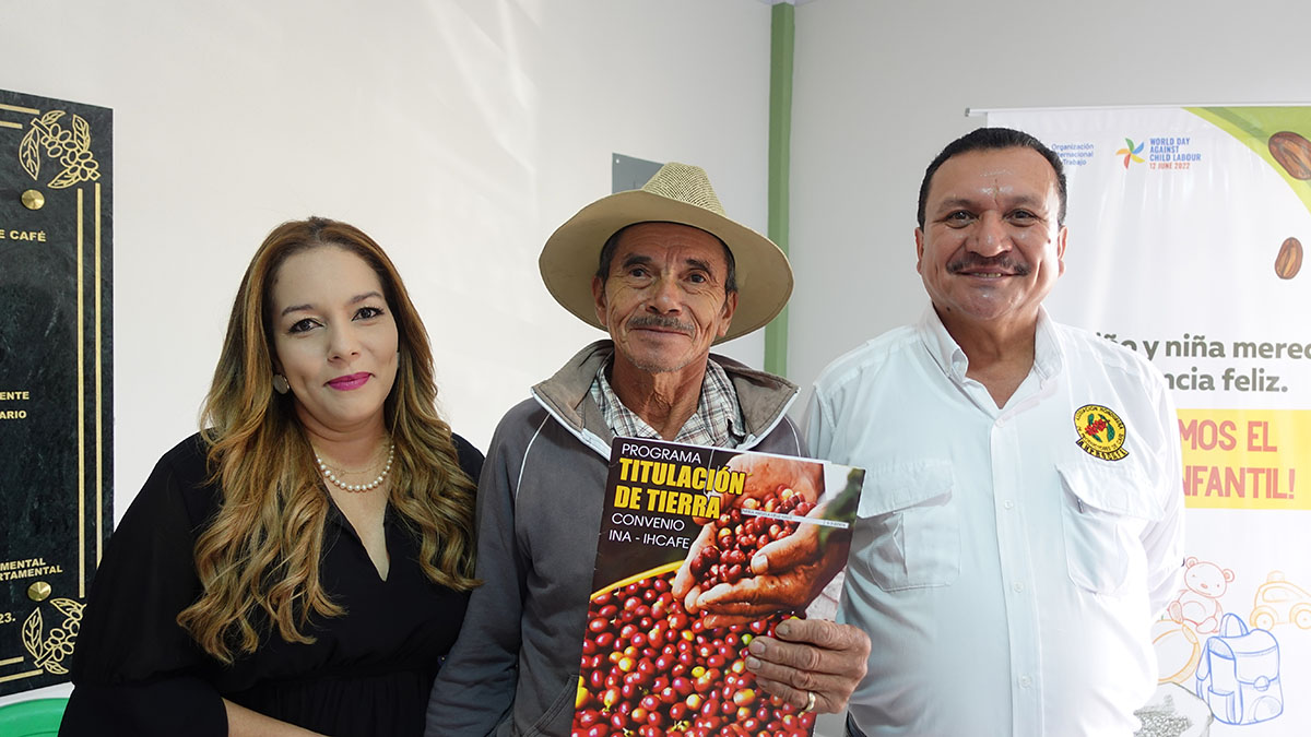 Solidaridad-AHPROCAFE-Titulos-Propiedad-Honduras-Becas-Café-Universidad-Mujeres-Productores