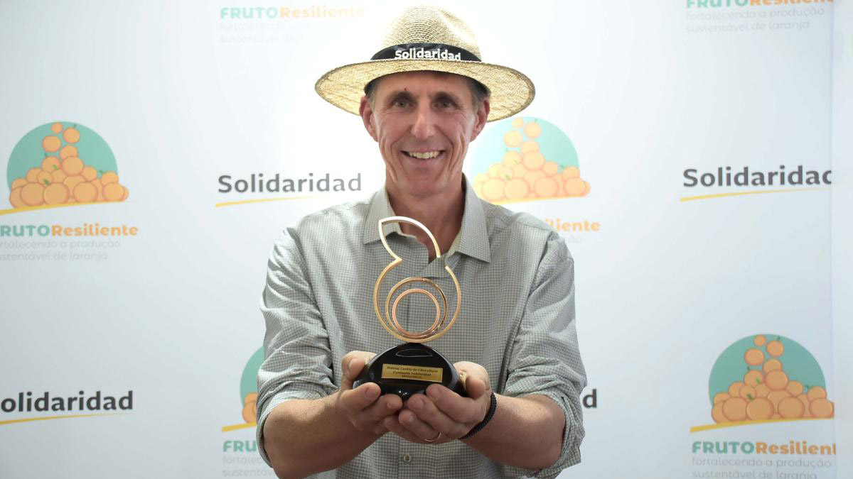 Rodrigo Castro, gerente de Solidaridad en Brasil con el premio del Centro de Citricultura a Fruto Resiliente