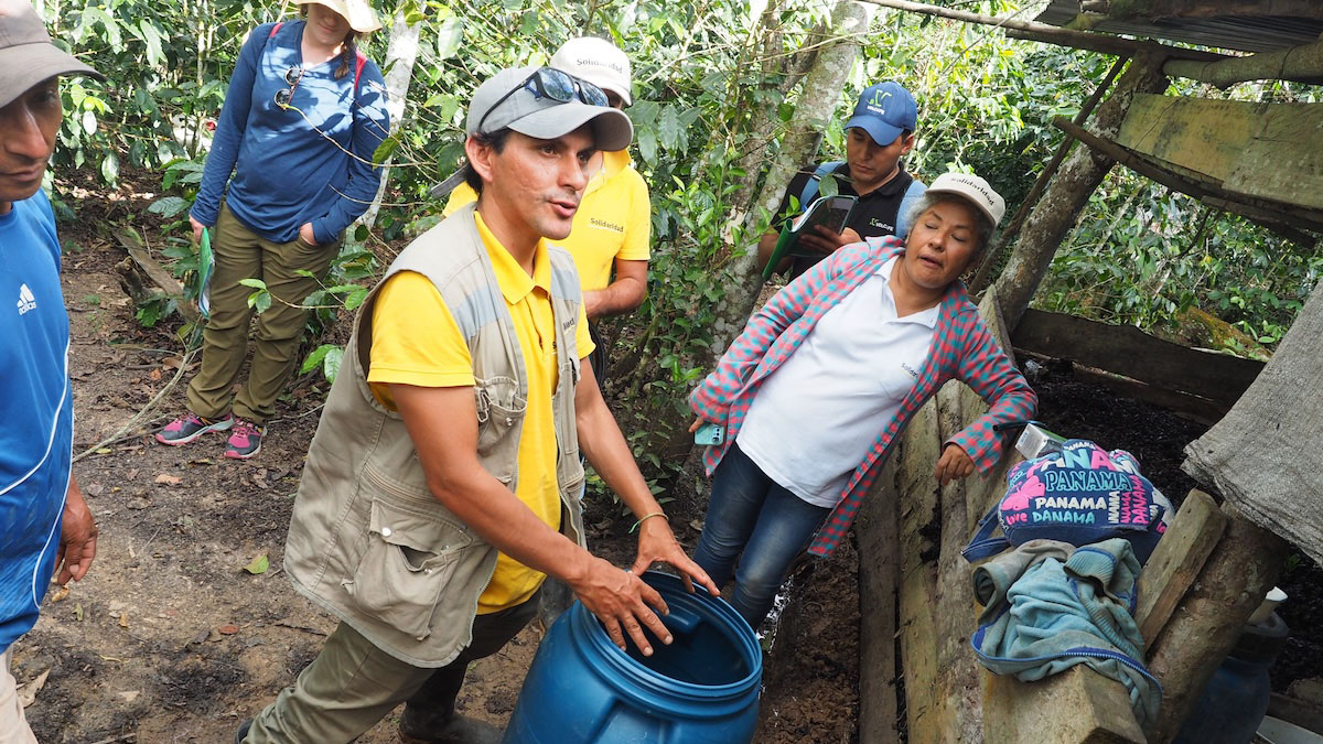 Amazonia Connect, técnico enseñando técnicas de fertilización, Moyobamba, Perú