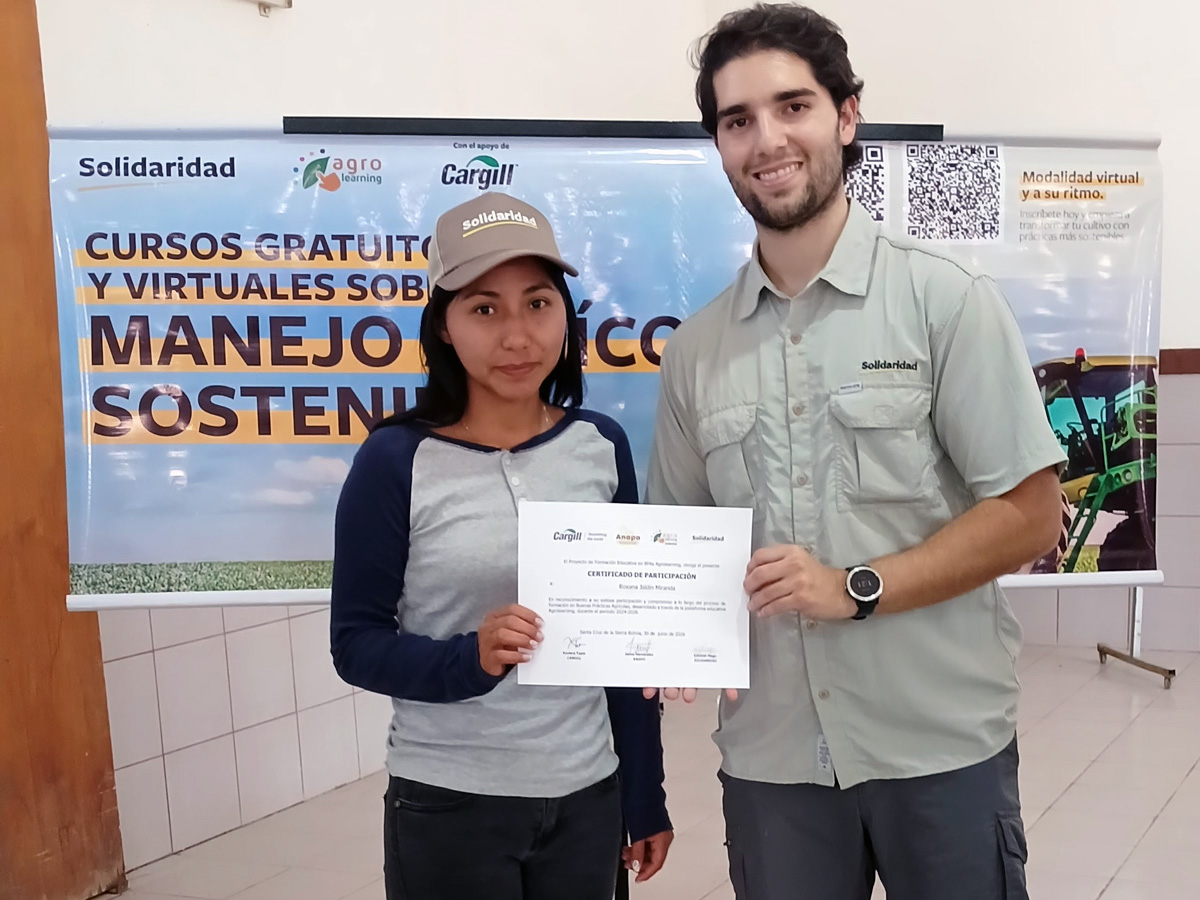 B-learning en el sector soja de Bolivia. Entrega de certificaciones de cursos completados en Agrolearning. Alianza Solidaridad-Cargill, 2026. Facundo Barco.